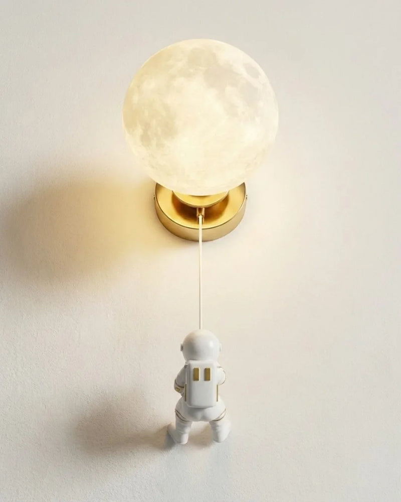 Lunar Climber Sconce | Ay Dokulu Astronot Duvar Apliği