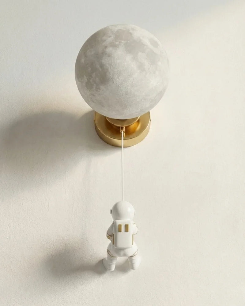 Lunar Climber Sconce | Ay Dokulu Astronot Duvar Apliği