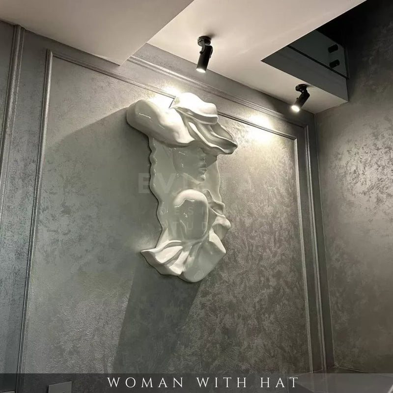 Şapkalı Kadın Duvar Heykeli